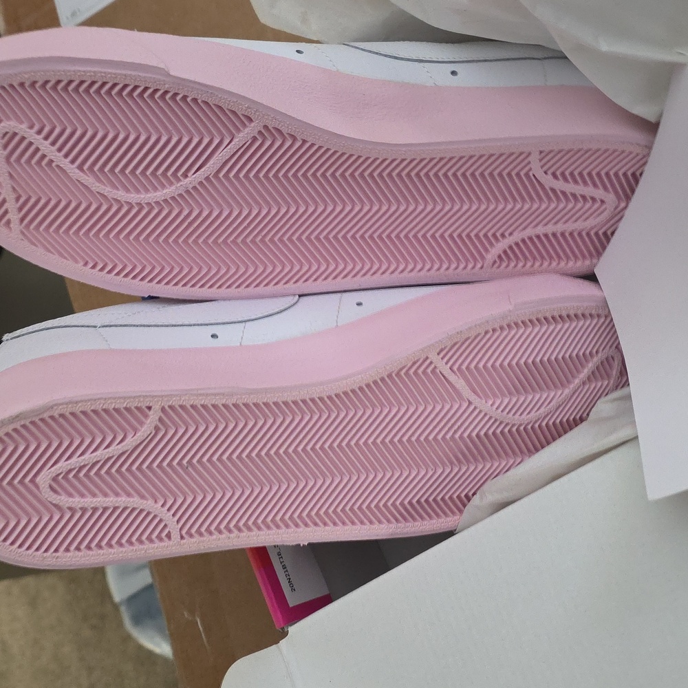 Nike Blazer 77 Low Size 10.5m White Sneakers with Pink Sole and Rainbow Swoosh - Picture 3 of 6